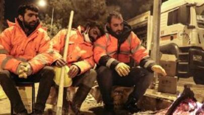 Zəlzələ baş verən ərazilərdən dünyanı sarsıdan kadrlar - FOTO