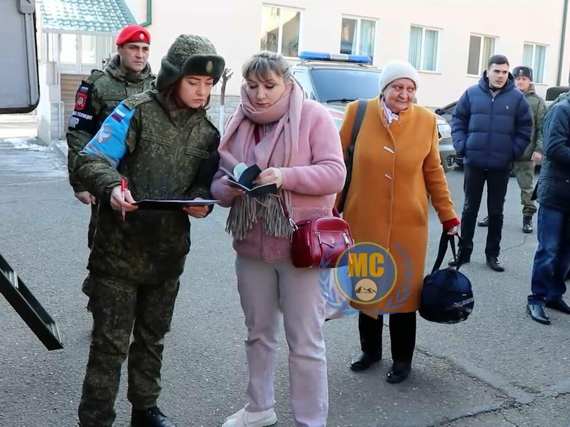 Sülhməramlılar Rusiya vətəndaşlarını Xankəndidən belə çıxardı - VİDEO
