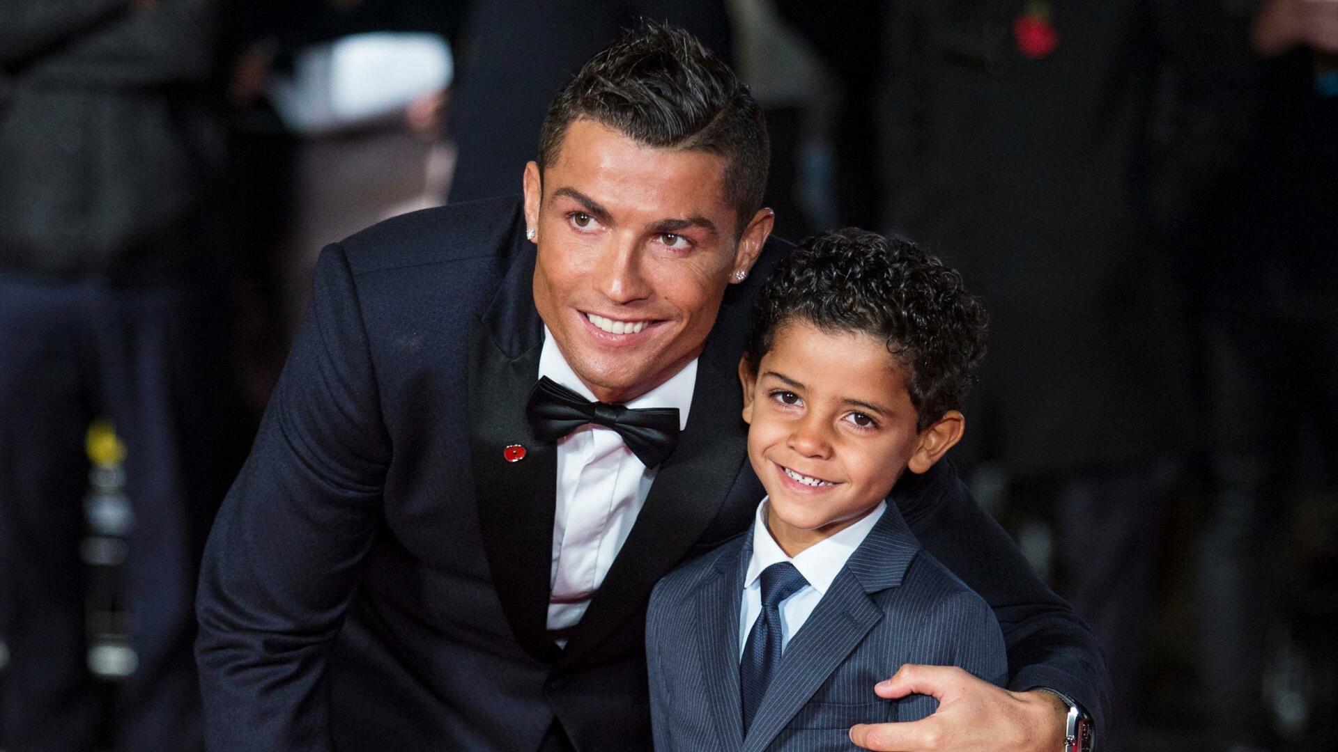 Ronaldo oğlunu belə tərbiyə edir: Elə bilirlər ki... - FOTOLAR 4 Ronaldo oğlunu belə tərbiyə edir: Elə bilirlər ki... - FOTOLAR