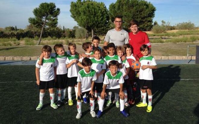Ronaldo oğlunu belə tərbiyə edir: Elə bilirlər ki... - FOTOLAR 7 Ronaldo oğlunu belə tərbiyə edir: Elə bilirlər ki... - FOTOLAR