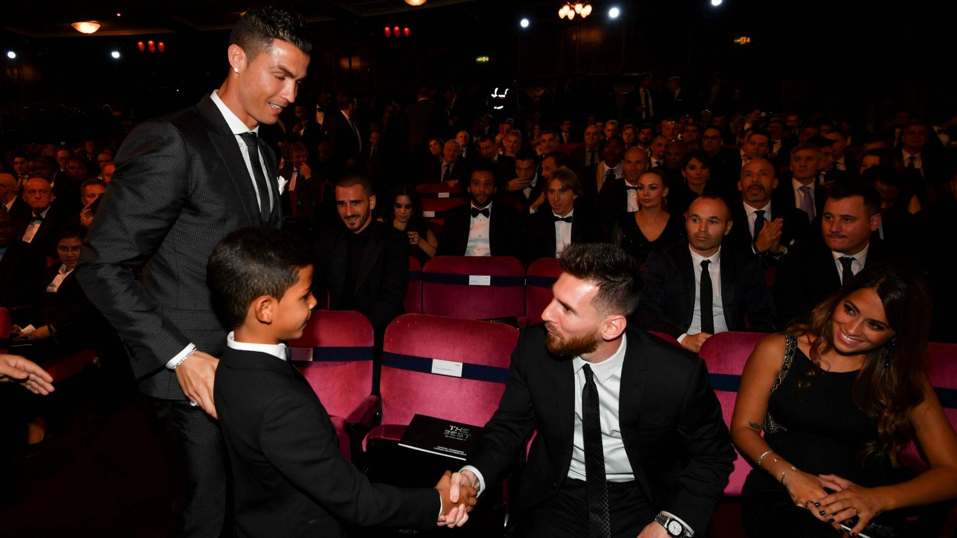 Ronaldo oğlunu belə tərbiyə edir: Elə bilirlər ki... - FOTOLAR 11 Ronaldo oğlunu belə tərbiyə edir: Elə bilirlər ki... - FOTOLAR