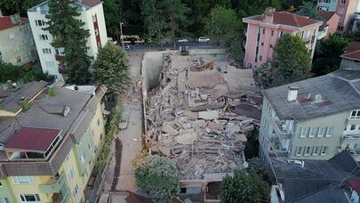 İstanbulda 3 mərtəbəli tarixi bina uçdu - Video