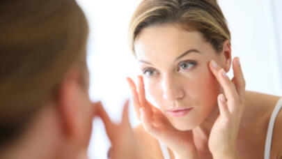 Telefon işığı dərimizi necə məhv edir?