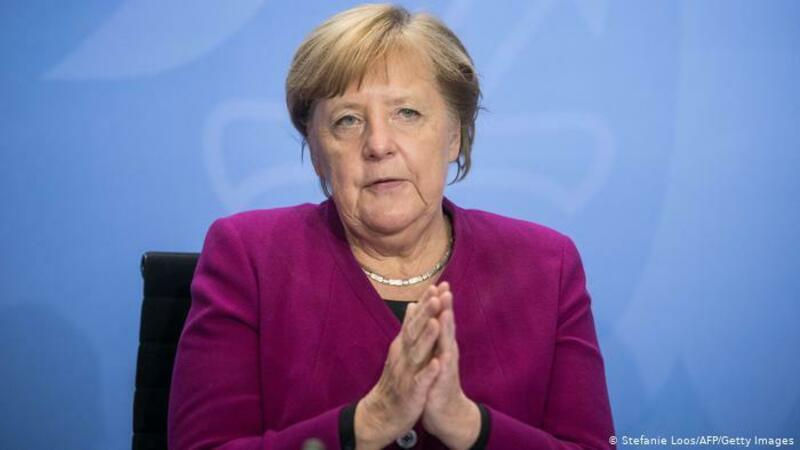 Merkel rəsmi tədbirlərdə niyə titrədiyinin səbəbini illər sonra açıqladı