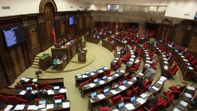 İki deputatın ölkədən çıxışına qadağa qoyuldu - Ermənistanda