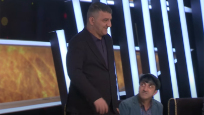 Məşhur meyxanaçı studiyada yıxıldı - Video