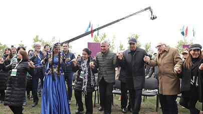 Rəsmilər Cıdır düzündə rəqs etdilər - FOTO