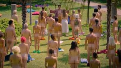 Türk serialında qalmaqallı səhnə - 20 nəfər eyni anda soyundu - FOTO