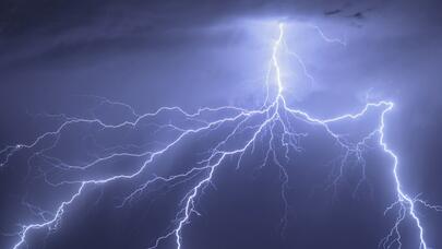 Qorxunc mənzərə: Bir kadra yerləşdirilən 100 ildırım dünyada gündəm oldu - FOTO