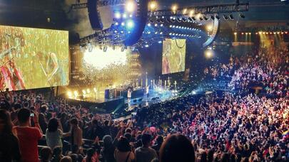 Onların bizim səhnədə nə işi var?