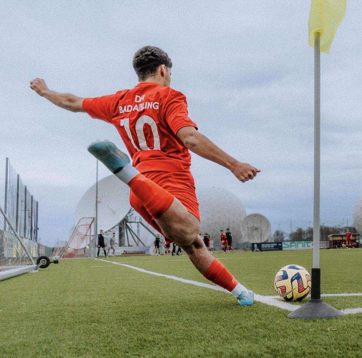 Qeyri-adi futbol məkanları: göllər, qeyzerlər və radiolakasiya - FOTOLAR 19 Qeyri-adi futbol məkanları: göllər, qeyzerlər və radiolakasiya - FOTOLAR