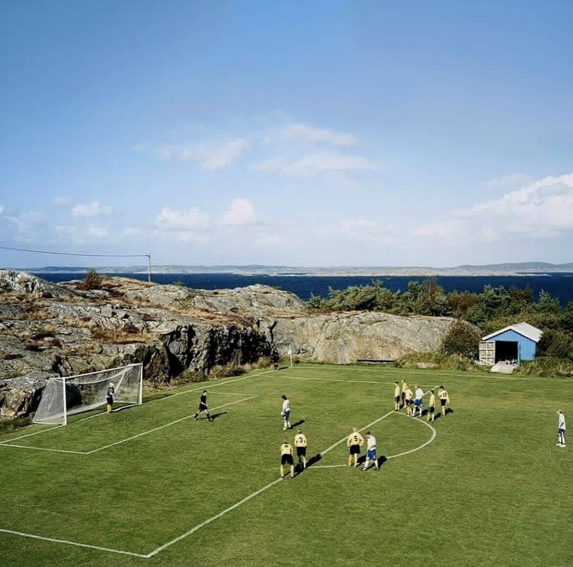 Qeyri-adi futbol məkanları: göllər, qeyzerlər və radiolakasiya - FOTOLAR 17 Qeyri-adi futbol məkanları: göllər, qeyzerlər və radiolakasiya - FOTOLAR