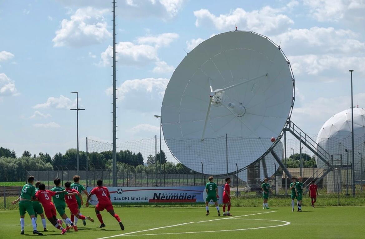 Qeyri-adi futbol məkanları: göllər, qeyzerlər və radiolakasiya - FOTOLAR 22 Qeyri-adi futbol məkanları: göllər, qeyzerlər və radiolakasiya - FOTOLAR