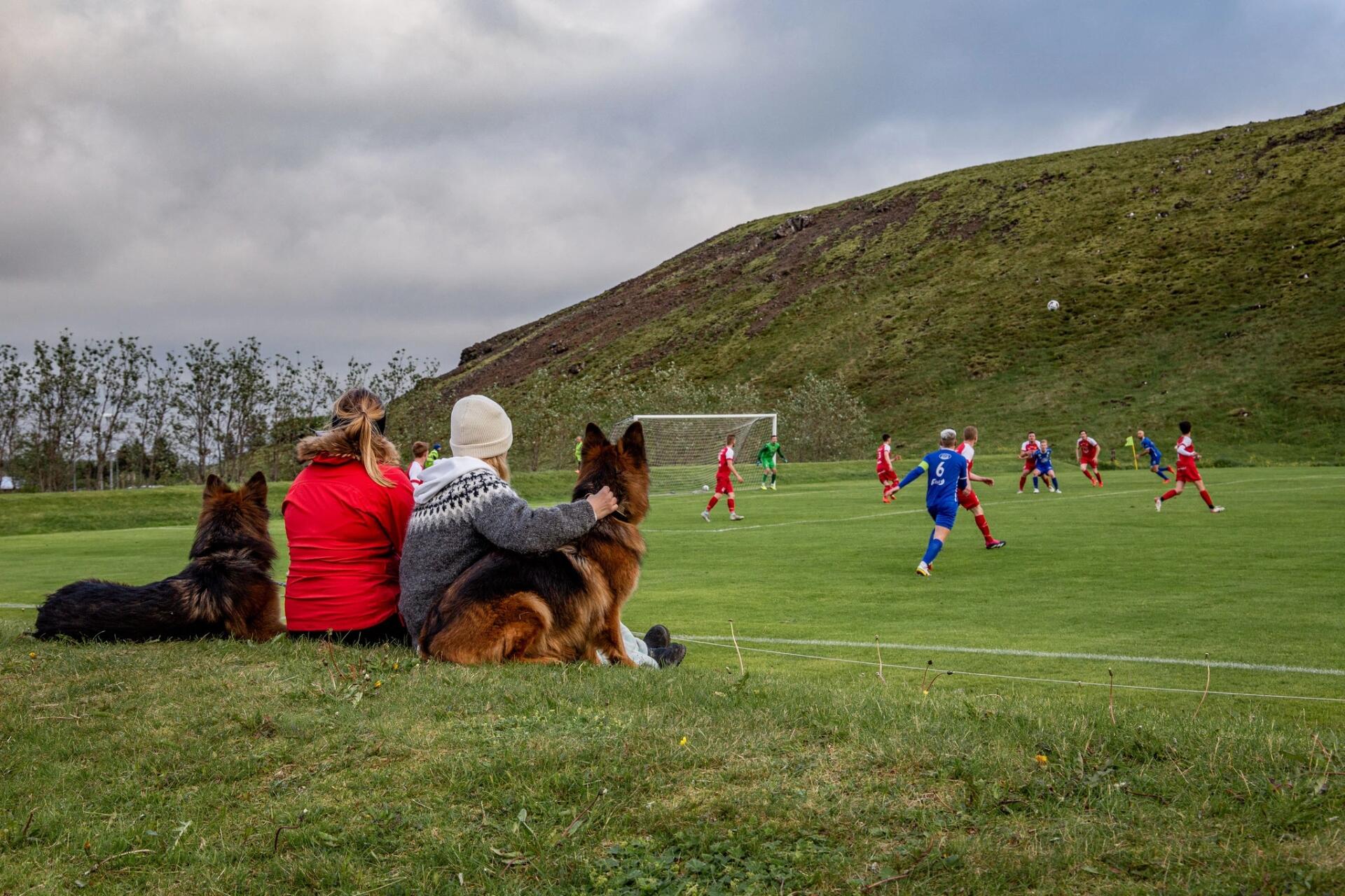 Qeyri-adi futbol məkanları: göllər, qeyzerlər və radiolakasiya - FOTOLAR 12 Qeyri-adi futbol məkanları: göllər, qeyzerlər və radiolakasiya - FOTOLAR