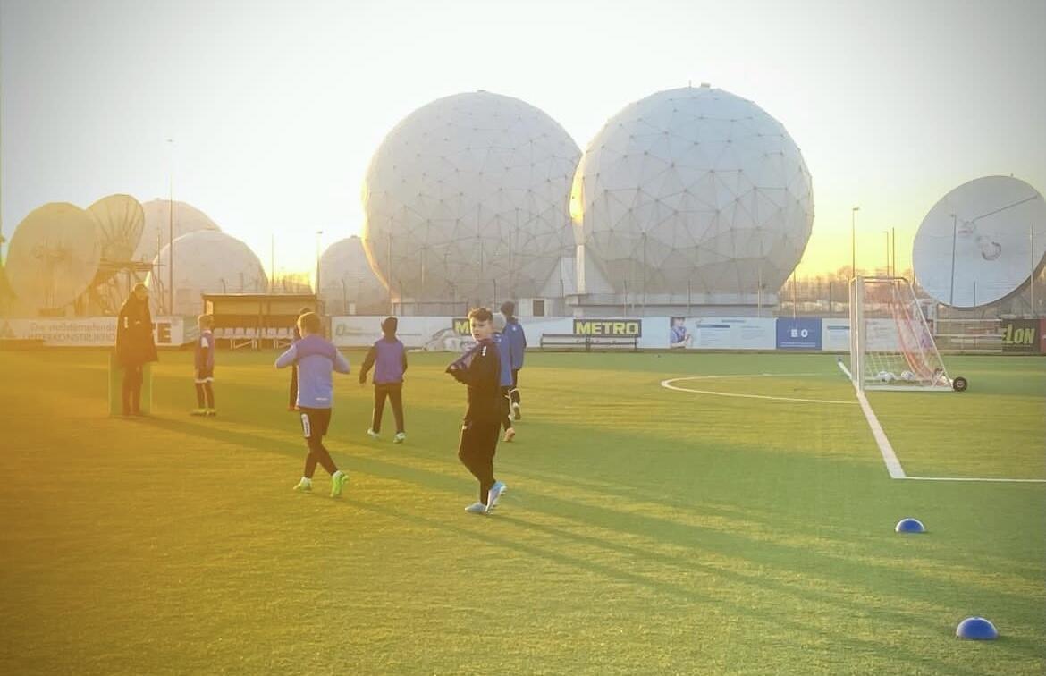 Qeyri-adi futbol məkanları: göllər, qeyzerlər və radiolakasiya - FOTOLAR 20 Qeyri-adi futbol məkanları: göllər, qeyzerlər və radiolakasiya - FOTOLAR