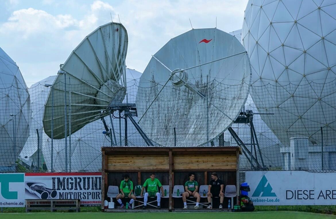 Qeyri-adi futbol məkanları: göllər, qeyzerlər və radiolakasiya - FOTOLAR 21 Qeyri-adi futbol məkanları: göllər, qeyzerlər və radiolakasiya - FOTOLAR