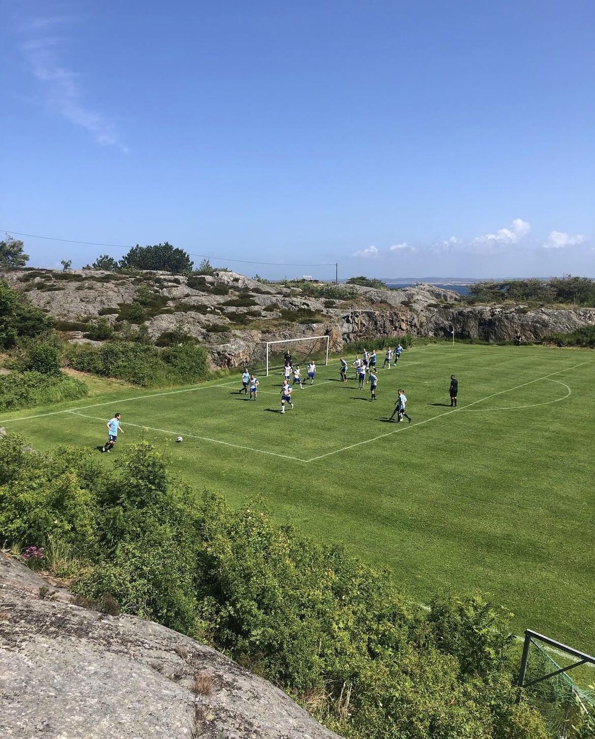 Qeyri-adi futbol məkanları: göllər, qeyzerlər və radiolakasiya - FOTOLAR 14 Qeyri-adi futbol məkanları: göllər, qeyzerlər və radiolakasiya - FOTOLAR