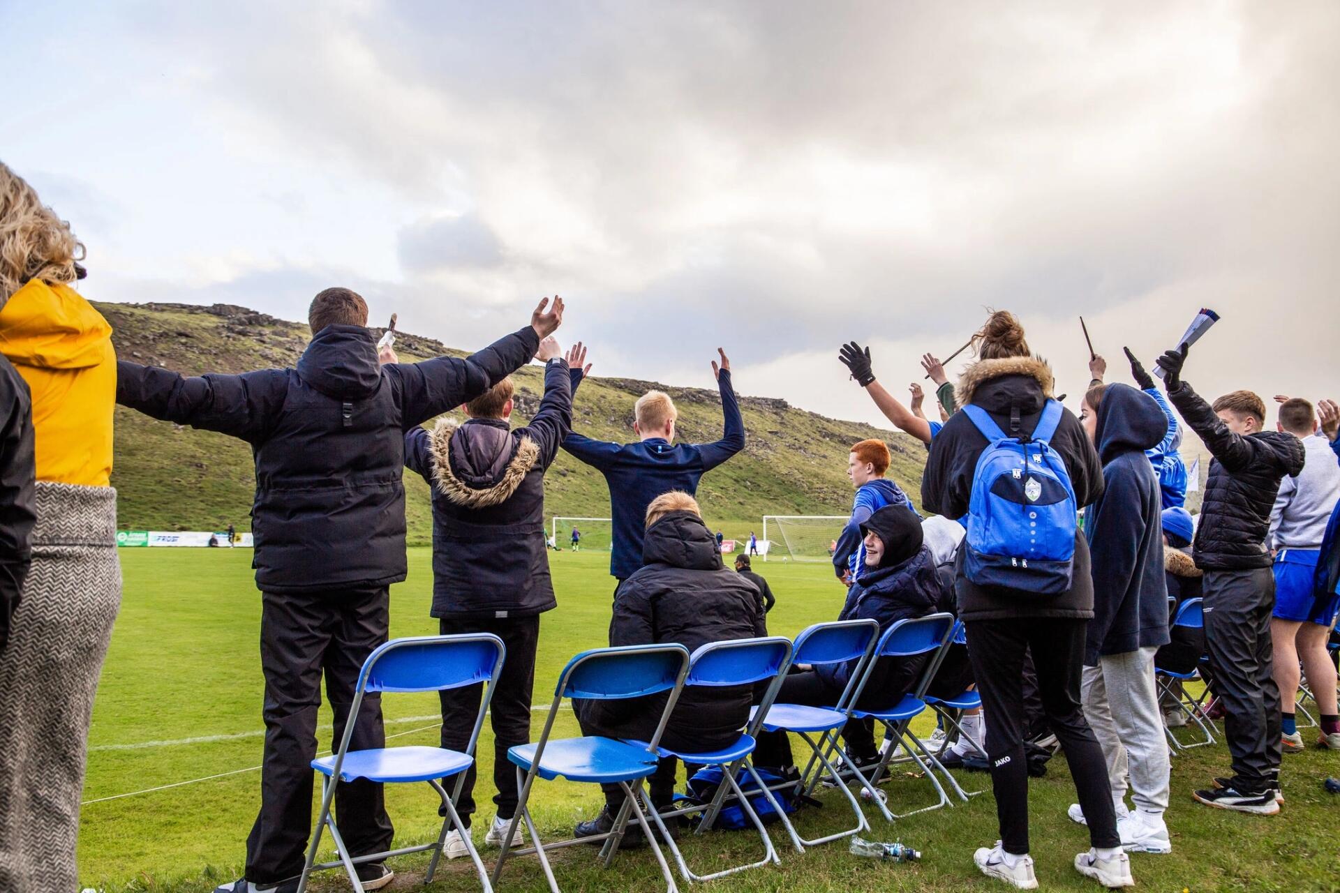 Qeyri-adi futbol məkanları: göllər, qeyzerlər və radiolakasiya - FOTOLAR 13 Qeyri-adi futbol məkanları: göllər, qeyzerlər və radiolakasiya - FOTOLAR