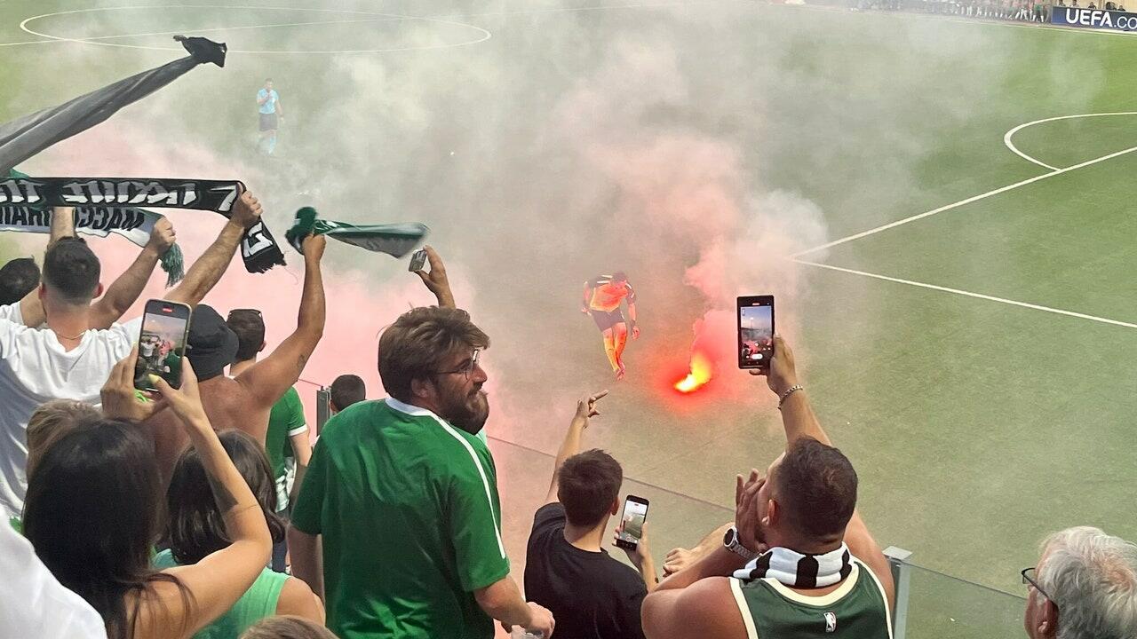 "Fələstin, Fələstin" qışqırdılar, stadiona od vurdular - FOTO 5 "Fələstin, Fələstin" qışqırdılar, stadiona od vurdular - FOTO