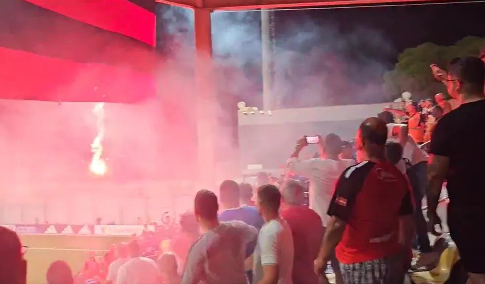 "Fələstin, Fələstin" qışqırdılar, stadiona od vurdular - FOTO 6 "Fələstin, Fələstin" qışqırdılar, stadiona od vurdular - FOTO