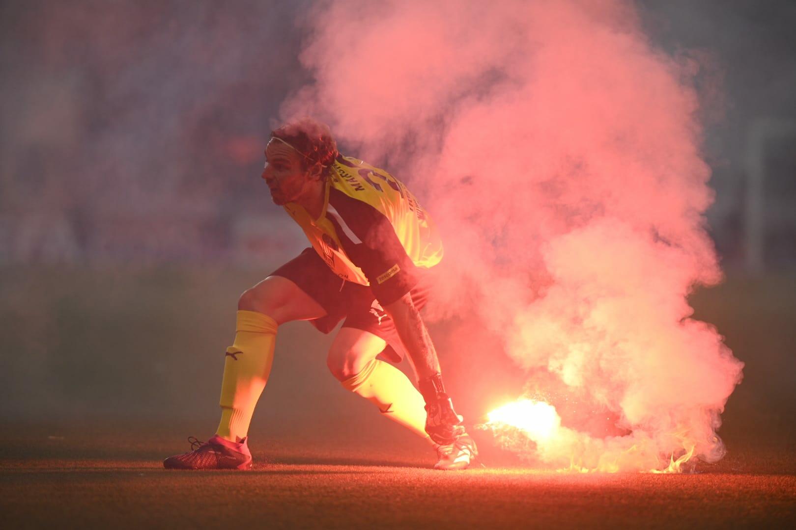 "Fələstin, Fələstin" qışqırdılar, stadiona od vurdular - FOTO 4 "Fələstin, Fələstin" qışqırdılar, stadiona od vurdular - FOTO