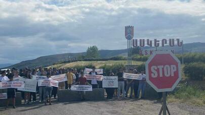 Ağdam yolunda qurulan barrikadanın arxasında kimlər dayanır?