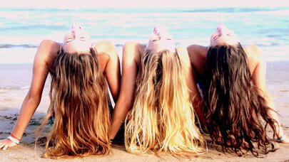 Günəşin saçlara vurduğu zərər: Bərpası üçün bunları edin