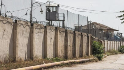 Ev yeməyi üçün türmədən qaçdı - Anasının yedirtdiyini burnundan tökdülər