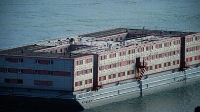 İngiltərənin “üzən həbsxana” planına etiraz edilir: Qeyri-insani hərəkətdir -  FOTO