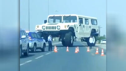 Şeyxin lüks avtomobili tıxacda qaldı: polislər köməyə gəldi - Video