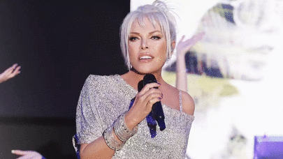 Bacısını səhnəyə çıxardı, tənqid olundu