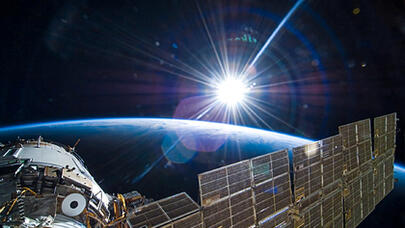 18 yaşlı tələbə qız anası ilə kosmosa bilet uddu - FOTO