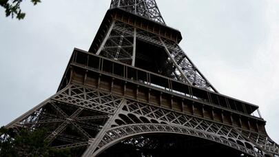 İki sərxoş turist Eyfel qülləsində gecələdi -  Paris qarışdı