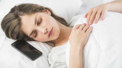 Telefonu yastığın altına qoyanlara "Apple"dan XƏBƏRDARLIQ!