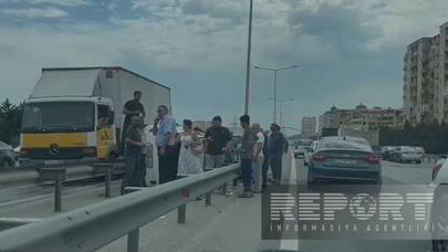 Bakı-Sumqayıt yolunda avtomobil aşdı, tıxac yarandı - VİDEO