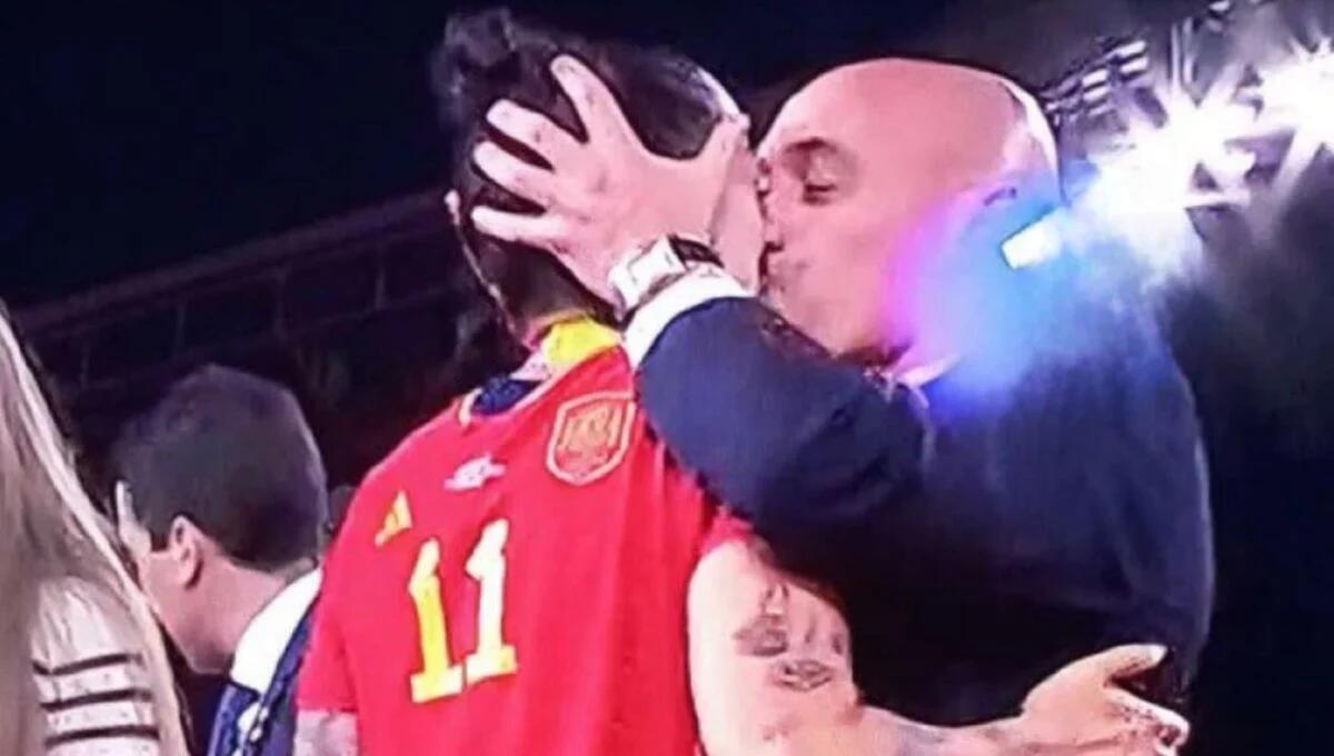 Prezident futbolçunun dodaqlarından öpdü, ara qarışdı - VİDEO/FOTO 2 Prezident futbolçunun dodaqlarından öpdü, ara qarışdı - VİDEO/FOTO