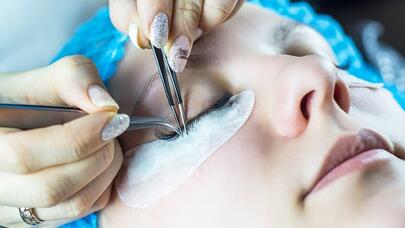 Oftalmoloq kirpik uzadan qadınlara XƏBƏRDARLIQ ETDİ