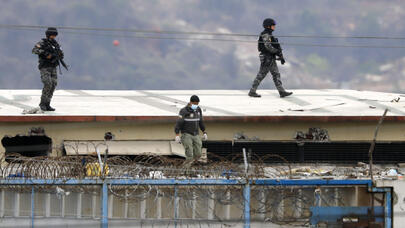 Məhbuslar polis və mühafizəçiləri girov götürdü