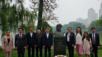 Adil Kərimli Çində Nizami Gəncəvinin büstünü ziyarət etdi