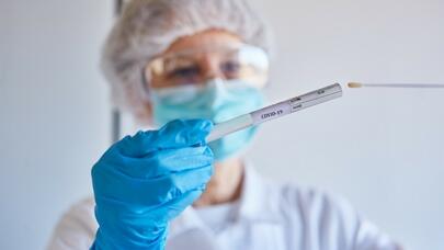 Koronavirus kabusu qayıdır: Yeni peyvənd prosesi başlayır