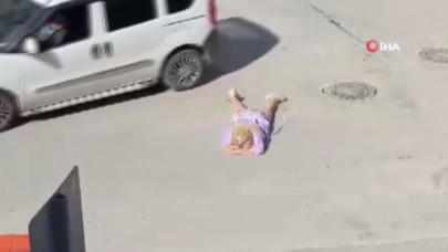 Qadın yolun ortasında  soyunub görün nə etdi - VİDEO