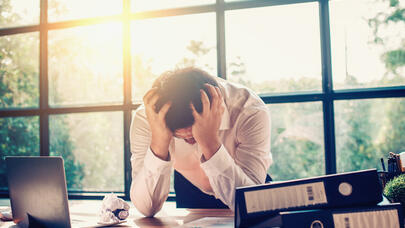 Çox işləmək bizi öldürəcək: Həkimdən açıqlama