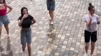 Erməni qızları Azərbaycan musiqisinin sədaları altında belə rəqs etdi - VİDEO