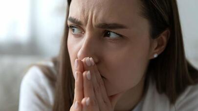 Ağız qoxusunu yaradan səbəblərdən belə qurtulmaq olar