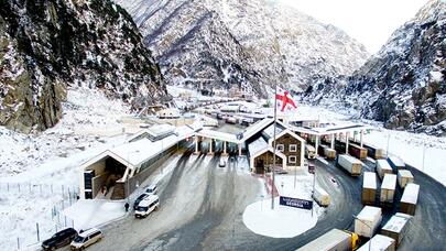 Rusiya-Gürcüstan avtomagistralı BAĞLANDI