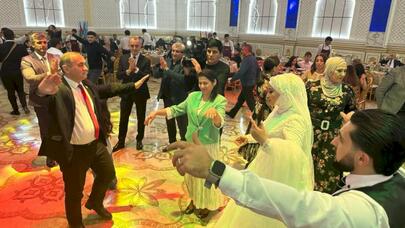 Deputat seçicisinin toyunda belə oynadı - VİDEO