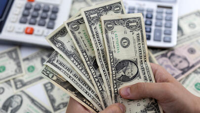 Dekabrda  Azərbaycanda rekord məbləğdə dollar satılıb - Nə baş verir?