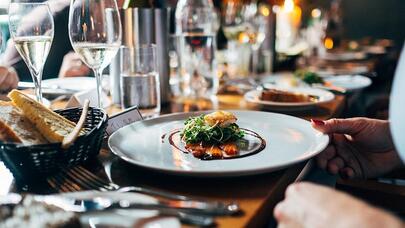 Mayonezli salatlar, yağlı yeməklər və uzanan mədə - Bayramdan sonra nə etməliyik?