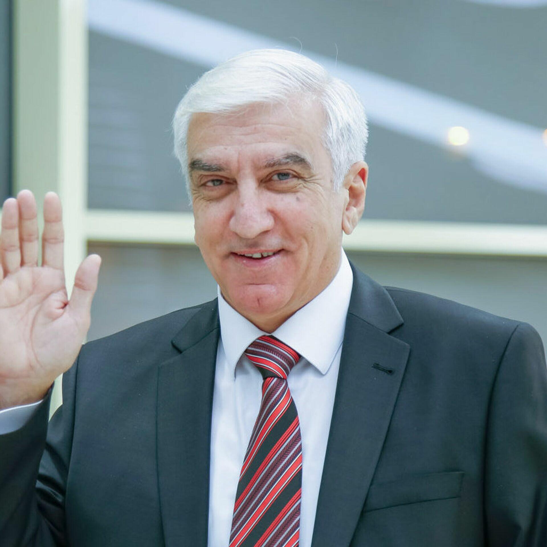 Həmişə eyni yaşda olan 75 yaşlı İlham Namiq Kamal