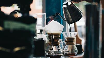 Qəhvəni soyuq havada için, görün nə baş verəcək